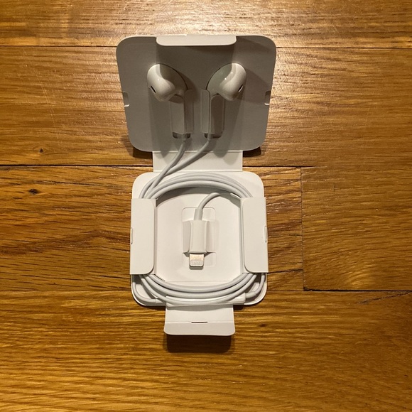 Apple Wired EarPods with Lightning Connector Headphones - White - Picture 3 of 9